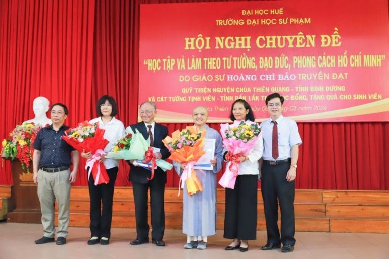 Đại diện trường trao hoa cảm ơn đoàn từ thiện chùa Thiên Quang