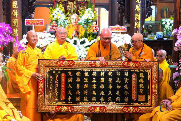 Chúc mừng Ban Điều hành Thiền phái Lâm Tế Chúc Thánh tại tỉnh Vĩnh Long