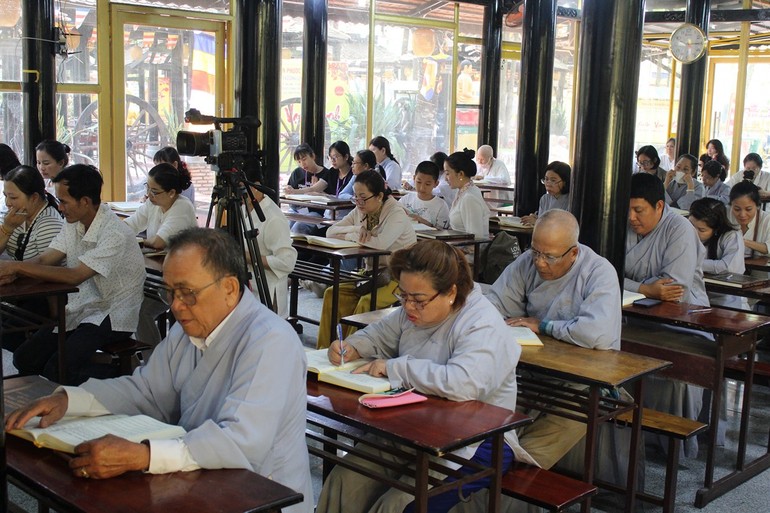 Các Phật tử tham gia khóa học "Vi diệu pháp" tại thiền viện Phước Sơn