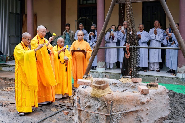 Chú nguyện rót đồng đúc tôn tượng Đức Bổn Sư Thích Ca Mâu Ni tại niệm Phật đường Trừng Hà