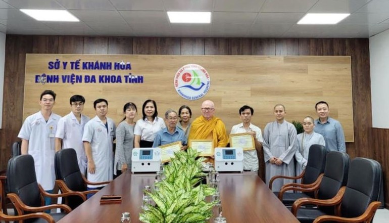 Ban Giám đốc bệnh viện tiếp nhận 2 máy vỗ rung do Ban Từ thiện xã hội Phật giáo tỉnh Khánh Hòa tặng