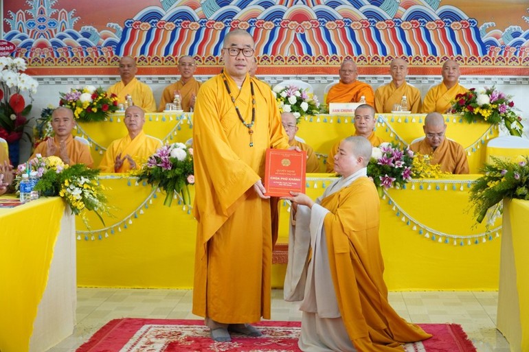 Thượng tọa Thích Quảng Lộc trao quyết định bổ nhiệm trụ trì chùa Phú Khánh đến Sư cô Thích nữ An Thảo