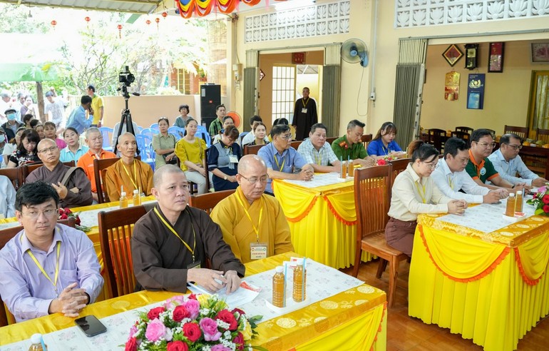 Đại biểu tham dự buổi ra mắt Điểm an sinh xã hội chùa Minh Đức nhằm hỗ trợ cho các hoàn cảnh khó khăn