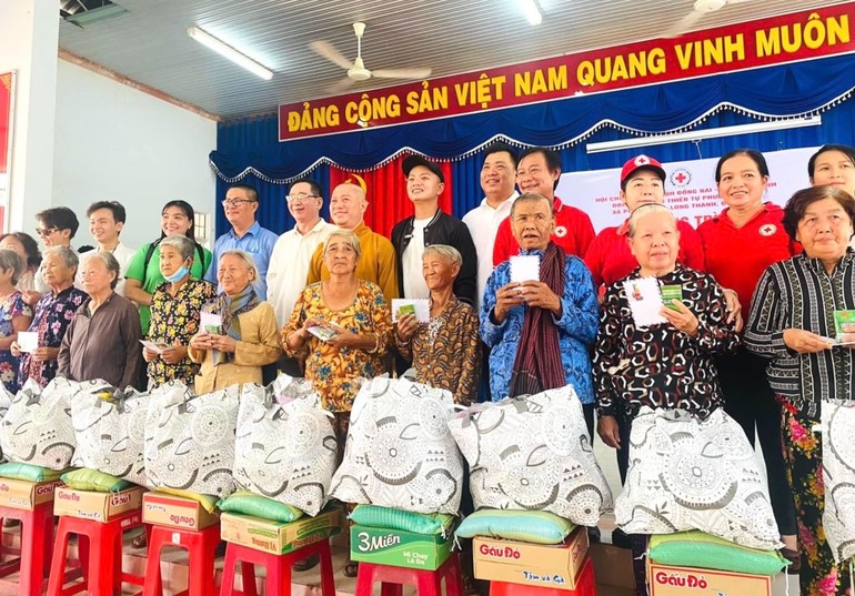 Đoàn từ thiện trao quà đến bà con Việt kiều Campuchia hồi hương