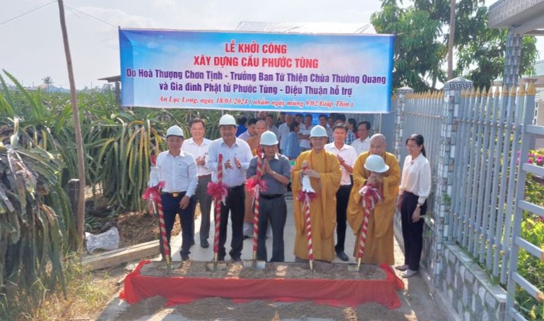 Thực hiện nghi thức khởi công xây dựng cầu nông thôn liên xã Phước Tùng