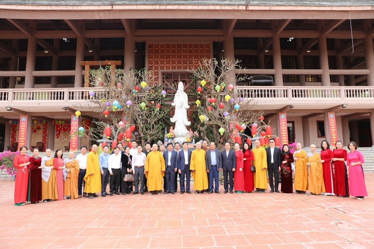 Phái đoàn chụp ảnh lưu niệm trước chùa Linh Quang