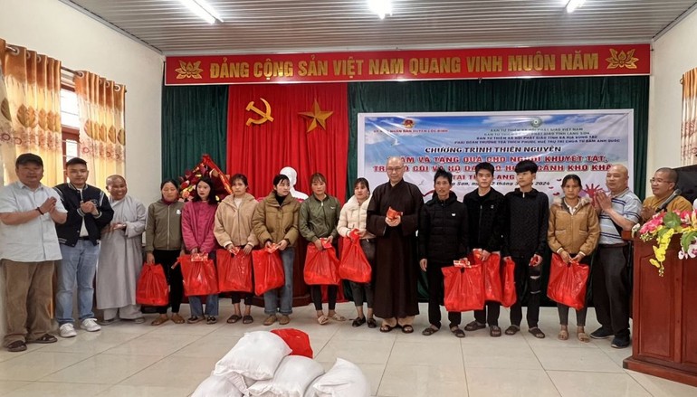 Ban Từ thiện xã hội Phật giáo tỉnh BR-VT trao quà đến các hộ nghèo xã Yên Khoái, H.Lộc Bình