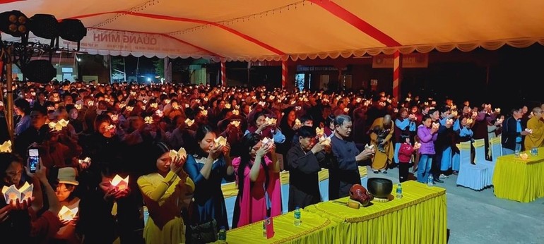 Thắp nến hoa đăng cầu quốc thái dân tại Lễ hội đền chùa Gám năm 2024