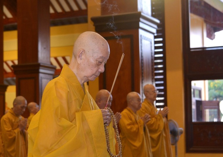 Đức Pháp chủ GHPGVN - Đại lão Hòa thượng Thích Trí Quảng niêm hương bạch Phật tại chánh điện 