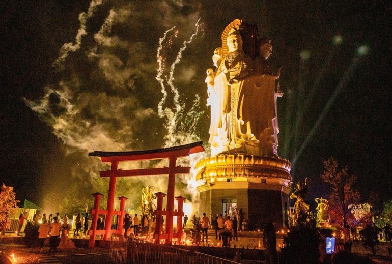 Tôn tượng tứ diện Bồ-tát Quán Thế Âm cao 31 m tại chùa Cao