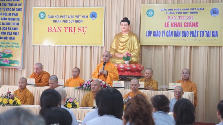 Thượng tọa Thích Hạnh Chơn phát biểu tại lễ khai giảng lớp giáo lý dành cho Phật tử tại gia