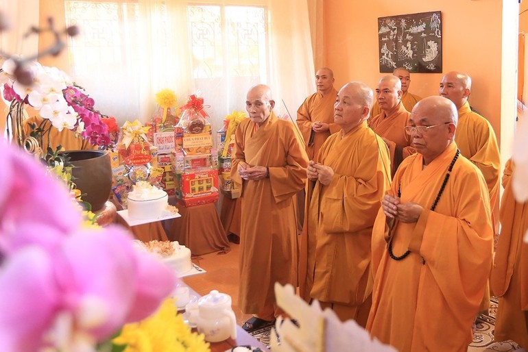 Chư tôn đức Ban Trị sự Phật giáo tỉnh thắp hương tưởng niệm Đại tường Ni trưởng Thích nữ Như Vân
