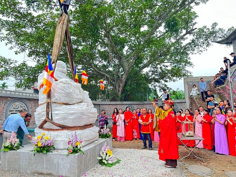 An vị tôn tượng Đức Phật Di Lặc tại khuôn viên chùa Thanh Long