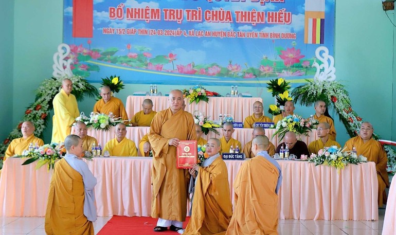  Hòa thượng Thích Huệ Thông đã trao quyết định bổ nhiệm trụ trì chùa Thiện Hiếu đến Ni sư Thích nữ Quảng Minh