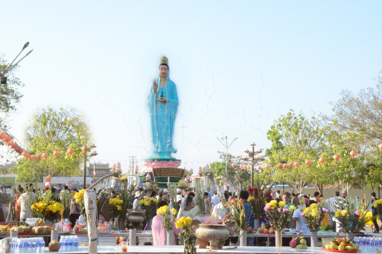 Quán Âm Phật Đài trong ngày Lễ vía Đức Bồ-tát Quán Thế Âm