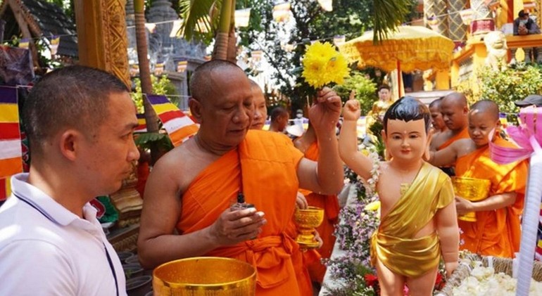 Lễ Tắm Phật trong Tết Chôi Chnăm Thmây tại chùa Candaransi - Q.3, TP.HCM