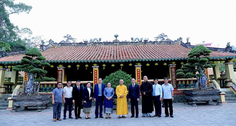 Phái đoàn tham quan và chụp ảnh lưu niệm trước chùa Hội Khánh