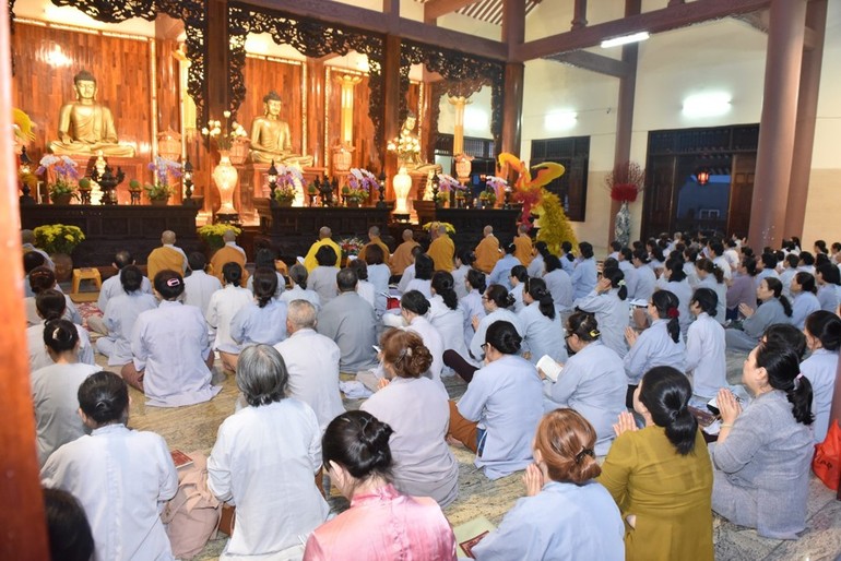 Phật tử tham gia khóa tu tại chùa Quan Âm