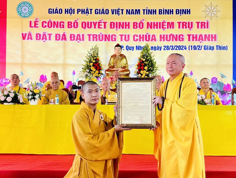 Hòa thượng Thích Đồng Quả trao quyết định bổ nhiệm chùa Hưng Thạnh đến Đại đức Thích Quảng Tuấn