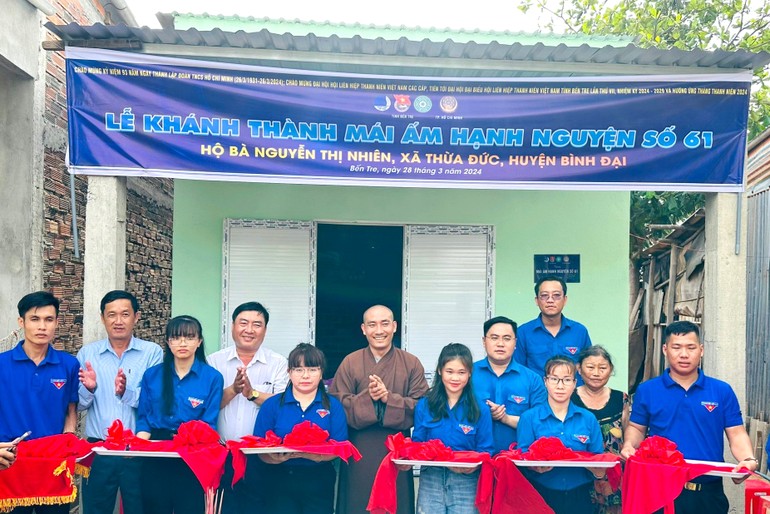 Cắt băng khánh thành ngôi nhà mới cho bà Nguyễn Thị Nhiên