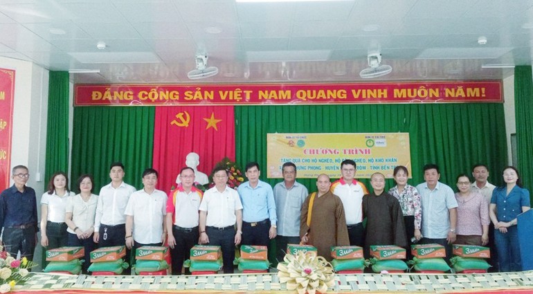 Ban Trị sự GHPGVN tỉnh Bến Tre, Ủy ban Nhân dân xã Hưng Phong tổ chức tặng quà đến hộ nghèo