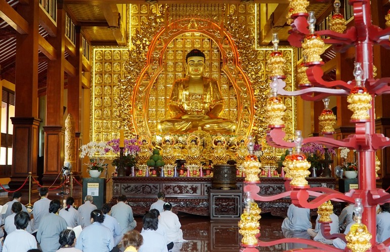 Đạo tràng Phật tử trì tụng kinh trong "Một ngày an lạc" tại chánh điện Việt Nam Quốc Tự