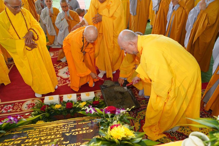 Chư tôn đức thực hiện nghi thức đặt đá khởi công chánh điện chùa Thạnh Bình