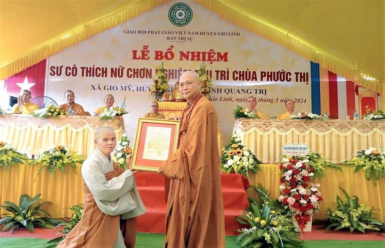 Thượng toạ Thích Quảng Thiện trao quyết định bổ nhiệm trụ trì chùa Phước Thị đến Sư cô Thích nữ Chơn Nghiêm