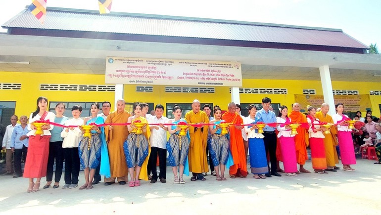 Cắt băng khánh thành 3 phòng học cho Sư sãi và học sinh người Khmer