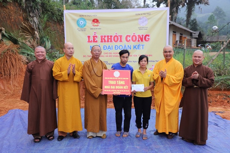  Phân ban Hướng dẫn Phật tử Dân tộc T.Ư tài trợ xây nhà đại đoàn kết cho hộ ông Hoàng Văn Huy