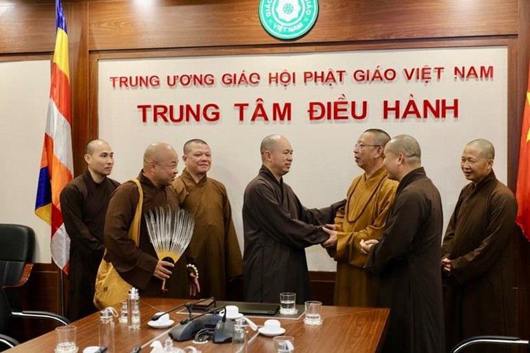 Thượng tọa Thích Đức Thiện tiếp đoàn Phân ban Hướng dẫn Phật tử Dân tộc T.Ư, tại Trụ sở T.Ư GHPGVN - chùa Quán Sứ