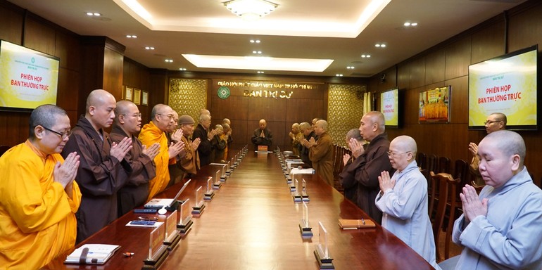 Chư tôn đức Tăng Ni niệm Phật cầu gia hộ trước buổi họp