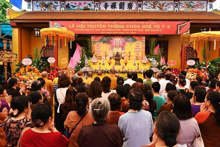 Đông đảo bà con Phật tử, người dân về dự lễ hội truyền thống chùa Duệ Tú 