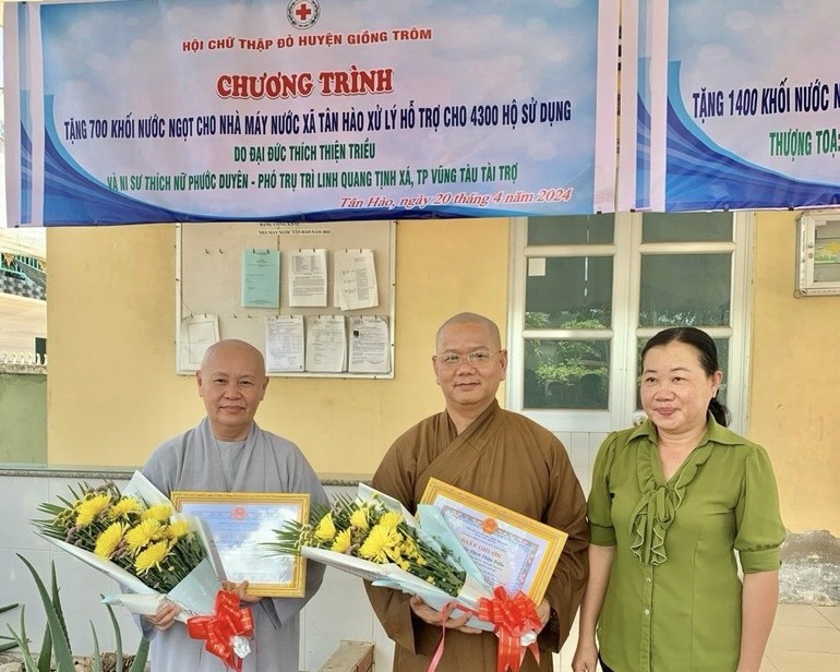 Lãnh đạo địa phương tặng giấy tri ân đoàn từ thiện Linh Quang tịnh xá