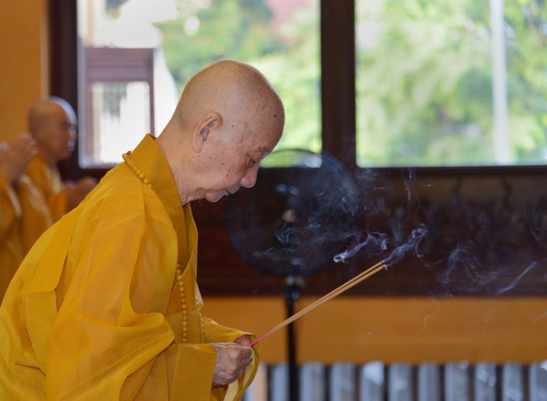Đức Pháp chủ GHPGVN niêm hương bạch Phật tại chánh điện Việt Nam Quốc Tự sáng 14-3-Giáp Thìn - Ảnh: Bảo Toàn/BGN