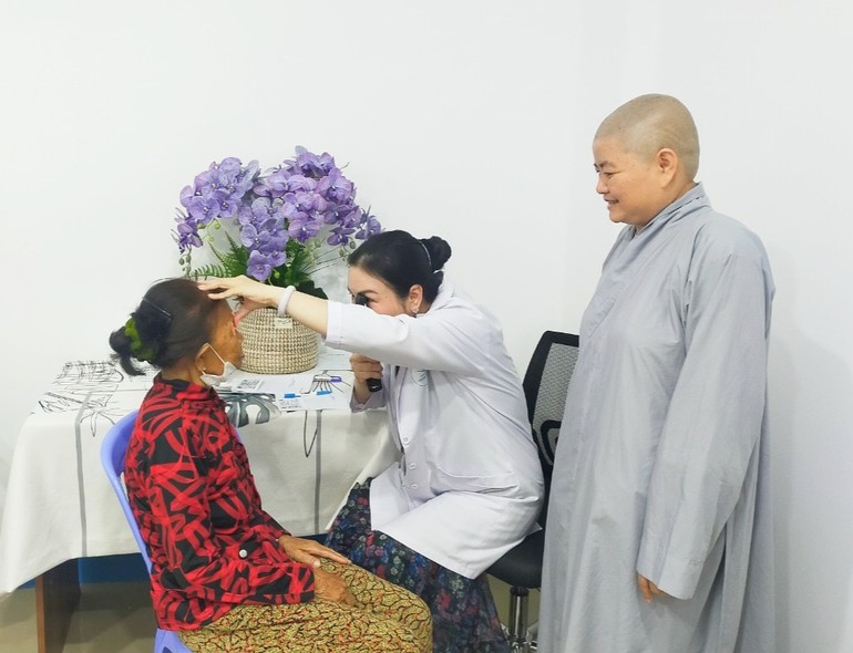 Sư cô Thích nữ Như Học chăm lo cho bệnh nhân nghèo tại H.Tánh Linh
