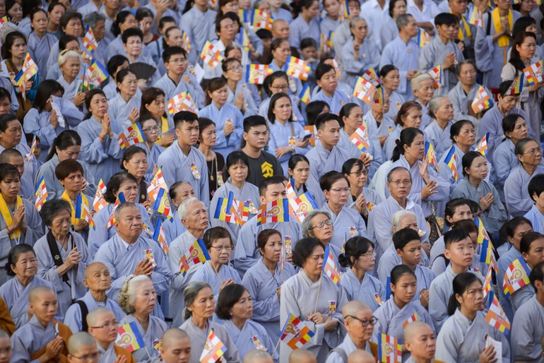 Phật tử tham gia Đại lễ Phật đản Phật lịch 2563 tại Việt Nam Quốc Tự