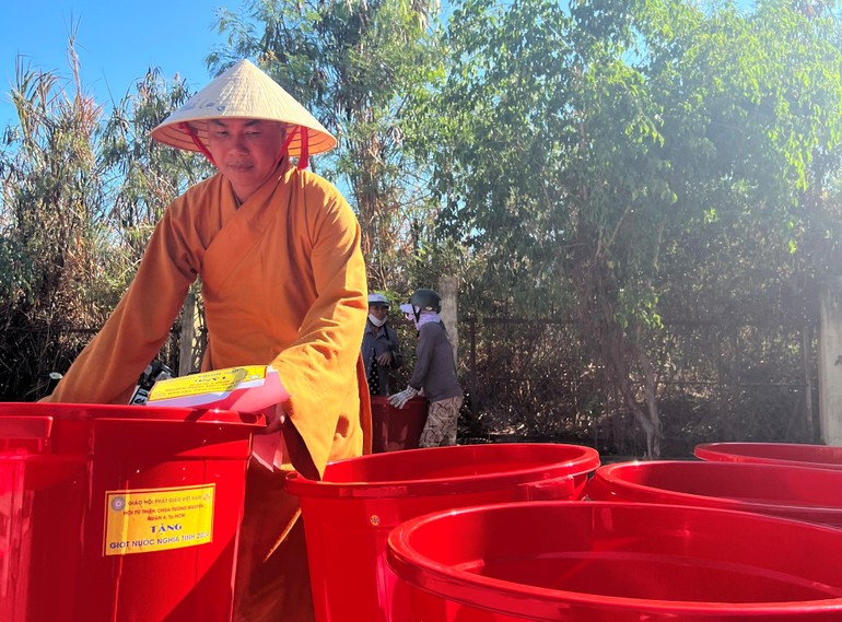 Đại đức Thích Minh Phú chuẩn bị thùng chứa nước tặng đến bà con xã Long Hựu Đông
