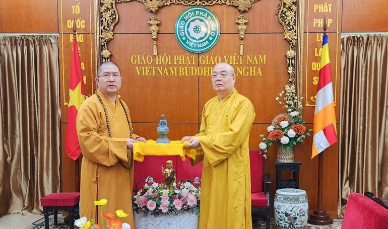  Trưởng lão Hòa thượng Thích Thanh Nhiễu trao tôn tượng Đức Phật lưu niệm đến Hòa thượng Thích Tính Quang