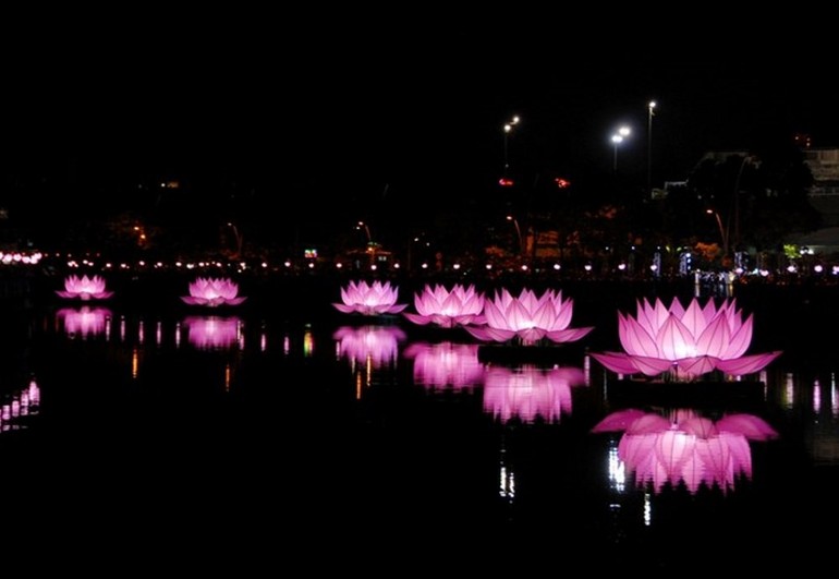 7 đóa sen hồng lần đầu xuất hiện Kính mừng Phật đản trên dòng kênh Nhiêu Lộc vào năm 2013 - Ảnh: Bảo Toàn/BGN