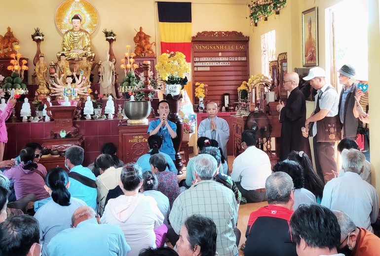 Đoàn trao 300 phần quà đến người khiếm thị khó khăn tại chùa Pháp Hoa 