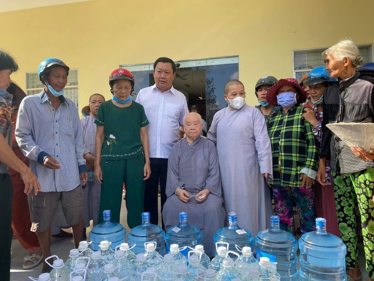 Đoàn từ thiện chùa Từ Nghiêm tặng nước ngọt đến bà con vùng hạn, nhiễm mặn