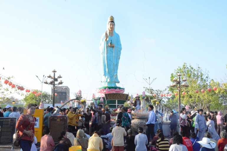 Đồng bào, Phật tử tham dự Lễ hội Quan Âm Nam Hải tại TP.Bạc Liêu