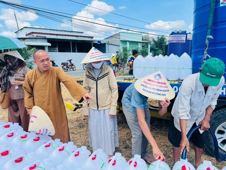 Phân ban Hướng dẫn Thanh thiếu nhi Phật tử tỉnh Bình Phước và chùa Phước Bửu tặng nước ngọt tại Tiền Giang