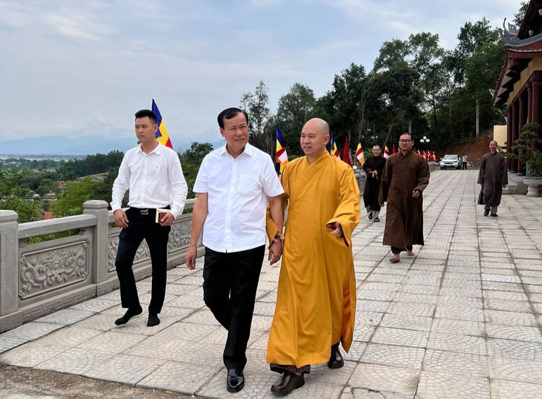 Thượng tọa Thích Đức Thiện cùng ông Lê Tấn Tới, Chủ nhiệm Ủy ban Quốc phòng và An ninh của Quốc hội tham quan chùa Linh Quang