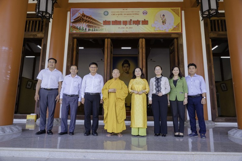 Đoàn chụp ảnh lưu niệm cùng Trưởng lão Hòa thượng Thích Thiện Nhơn tại chùa Quốc Ân Khải Tường - Ảnh: Đăng Huy