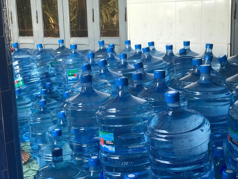  Tổ đình Từ Nghiêm (Q.10, TP.HCM) tổ chức tặng nước lọc đến bà con vùng bị hạn