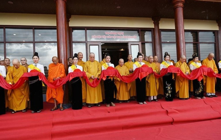 Chư tôn đức Hội đồng Chứng minh, Hội đồng Trị sự cắt băng khánh thành Điện thờ Phật Thích Ca chùa Linh Quang