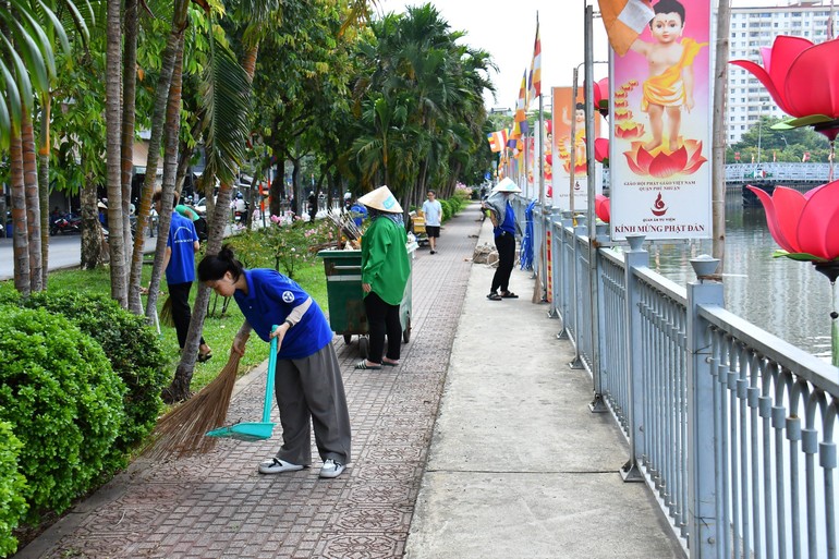 Quan Âm tu viện phát động dọn vệ sinh khu vực trên phố đi bộ dọc kênh Nhiêu Lộc