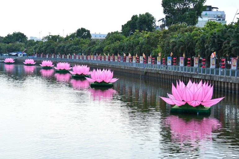 7 đóa sen hồng được hạ thủy trên dòng kênh Nhiêu Lộc, chuẩn bị lễ thắp sáng vào tối ngày 8-4-Giáp Thìn
